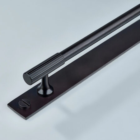 Qeld Linear Knurled Brass Cabinet Handle With Backplate - Oil Rubbed Bronze